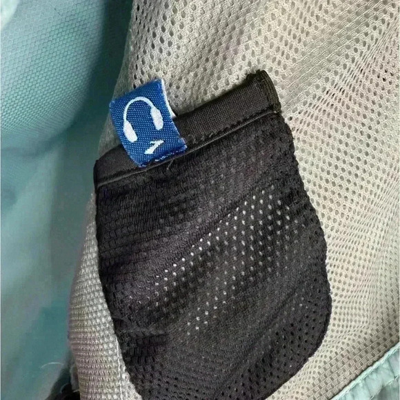 Brooks Women's Blue Running Jacket Size S Lightweight Reflective - Picture 3 of 10